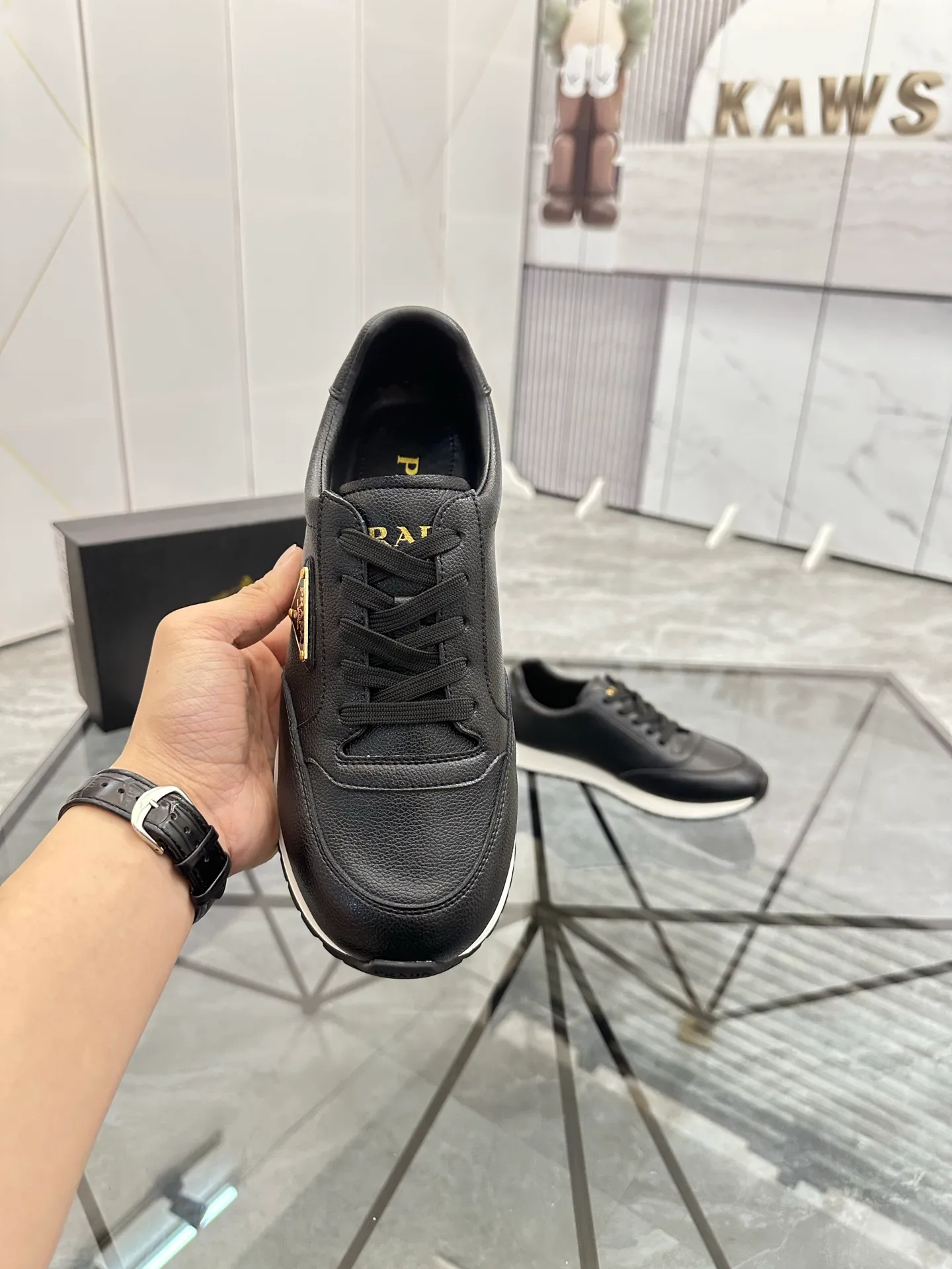 Men's shoes: 💰P420¥ Product trademark: Prada *"Prada*" low-top casual shoes Regular size: 38-44 (can be customized to 45) Product materials: imported cowhide upper, sheepskin lining, original outsole. Number: 020
